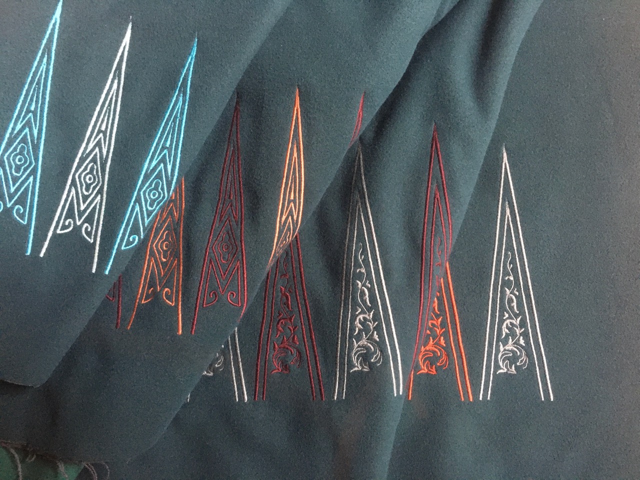 Embroidered point colour combinations